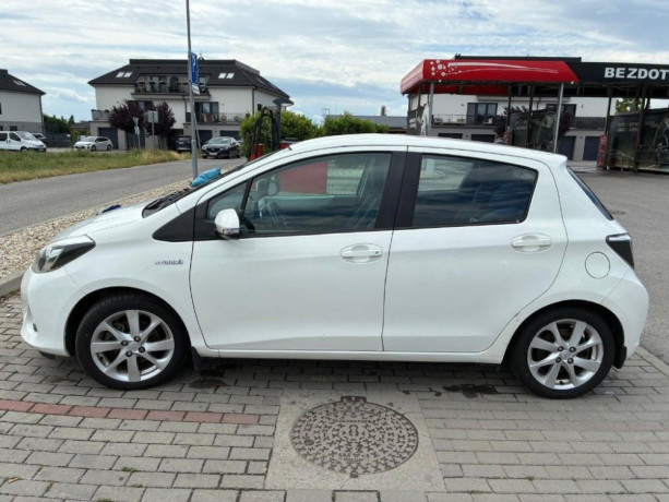 toyota-yaris-hybrid-big-1