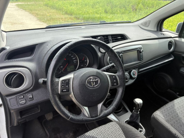 toyota-yaris-133-dual-vvt-i-style-73kw99hp-m6-big-3