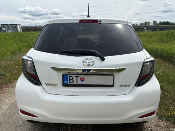 toyota-yaris-133-dual-vvt-i-style-73kw99hp-m6-big-2