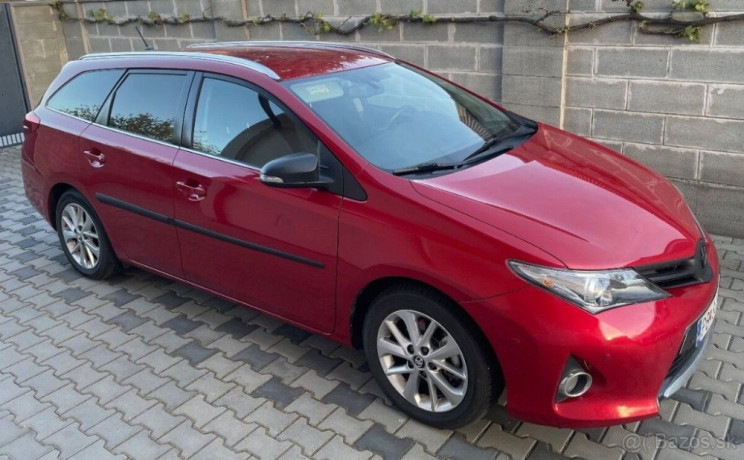 toyota-auris-16-touring-sport-big-3