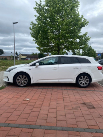 toyota-avensis-combi-toyota-avnsis-combi-big-3