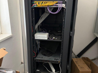 rack-19-vo-vybave-serverovy-datovy-rozvadzac