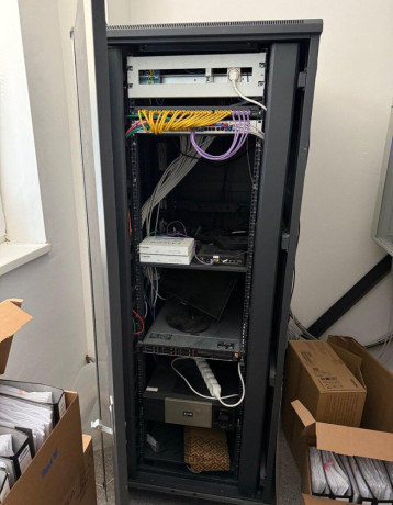 rack-19-vo-vybave-serverovy-datovy-rozvadzac-big-0