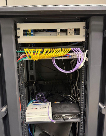 rack-19-vo-vybave-serverovy-datovy-rozvadzac-big-1