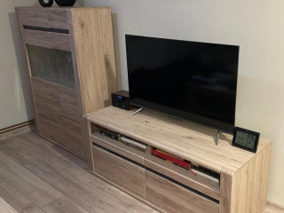 predam-nabytok-modesto-decodom-vitrina-tv-skrinka
