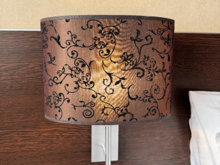 nastenna-lampa-s-tienidlom