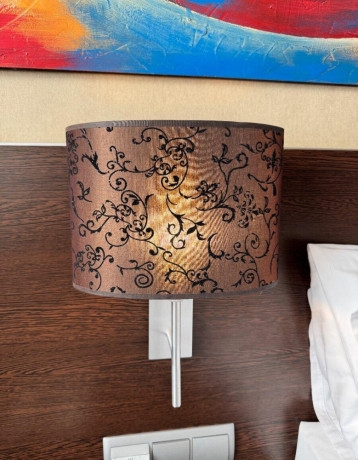 nastenna-lampa-s-tienidlom-big-0