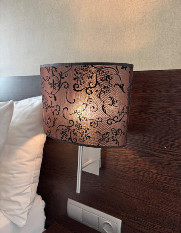 nastenna-lampa-s-tienidlom-big-1