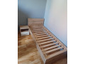 postel-s-nocnym-stolikom-small-0