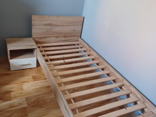 postel-s-nocnym-stolikom