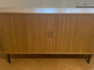 ovalna-skrinka-pod-tv