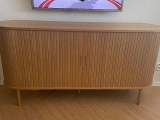 skrinka-pod-tv-s-posuvnymi-dverami