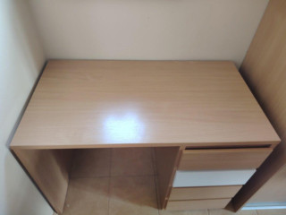 pisaci-stol