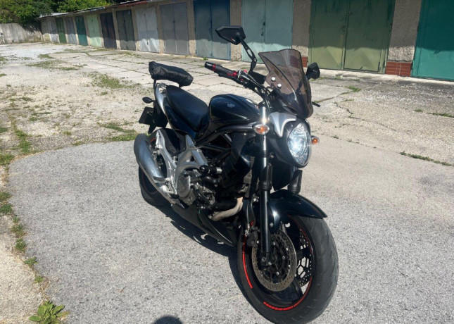 suzuki-sfv-650-gladius-big-0
