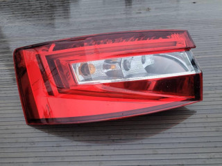 skoda-superb-iii-lave-svetlo-sedan