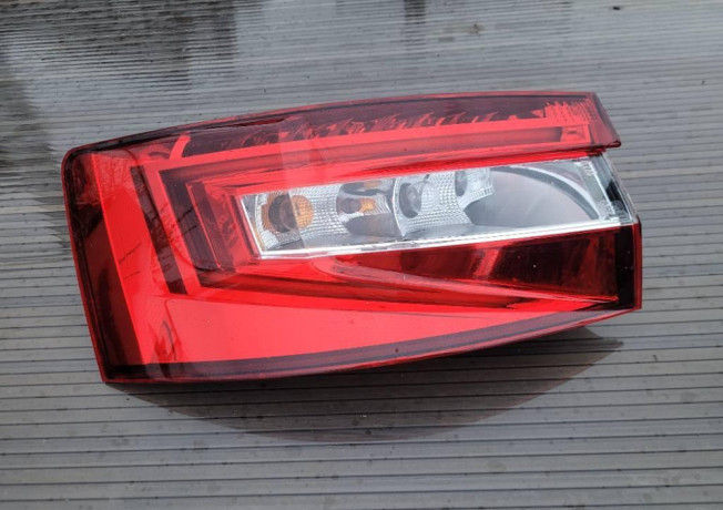 skoda-superb-iii-lave-svetlo-sedan-big-0
