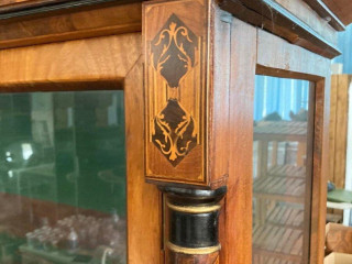 intarzovana-biedermeier-vitrina
