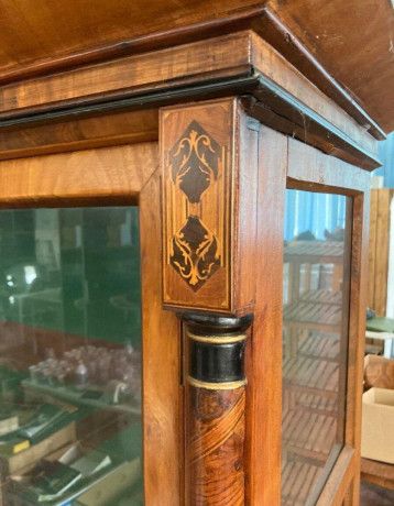 intarzovana-biedermeier-vitrina-big-0