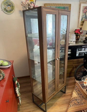 presklena-vitrina-s-osvetlenim-big-2