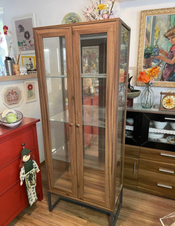 presklena-vitrina-s-osvetlenim-big-1