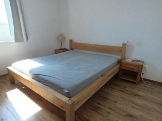 postel-z-masivneho-duboveho-dreva