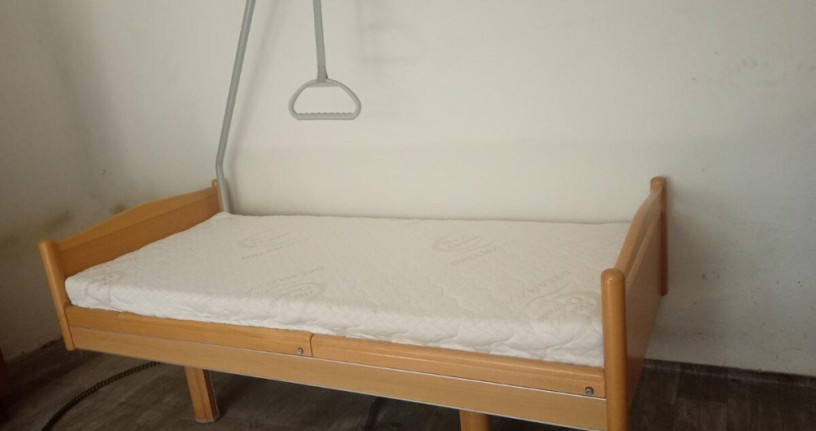 polohovatelna-postel-elektricka-220v-big-3
