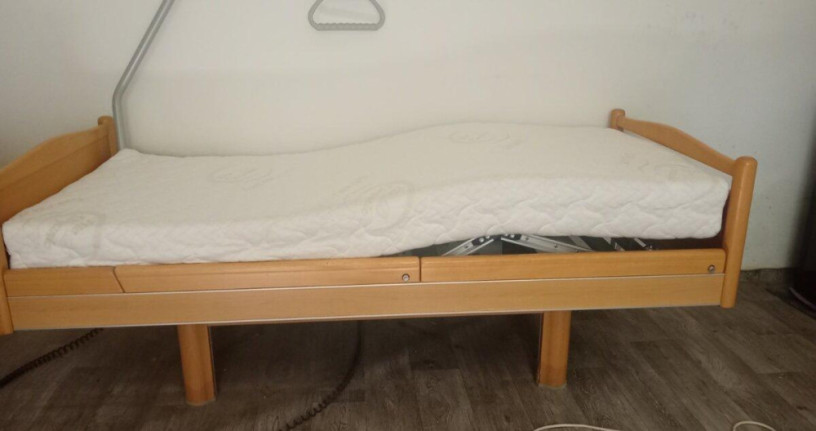 polohovatelna-postel-elektricka-220v-big-1