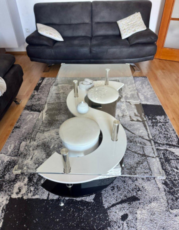 moderny-konferencny-stolik-v-tvare-s-2-taburetky-big-1