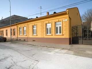 historicka-budova-s-rozlahlym-pozemkom