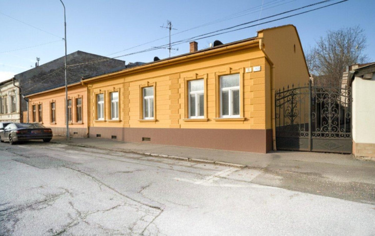 historicka-budova-s-rozlahlym-pozemkom-big-0