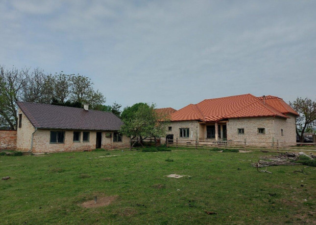 predam-v-sturove-rodinny-dom-s-velkym-pozemkom-big-3