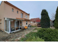 priestranny-6-izbovy-rodinny-dom-s-krbom-a-okrasnou-zahrad-small-2