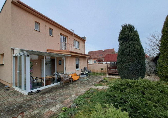 priestranny-6-izbovy-rodinny-dom-s-krbom-a-okrasnou-zahrad-big-2