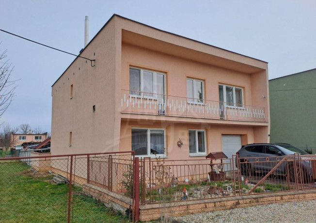 priestranny-6-izbovy-rodinny-dom-s-krbom-a-okrasnou-zahrad-big-1