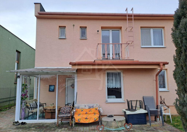 priestranny-6-izbovy-rodinny-dom-s-krbom-a-okrasnou-zahrad-big-3