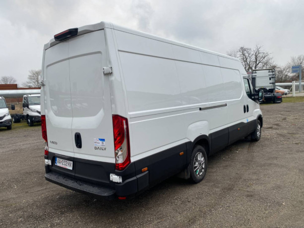 iveco-daily-35s16-16m3-automat-velky-lcd-big-1