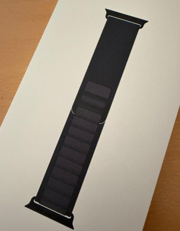 apple-watch-49mm-black-alpine-loop-m-big-3