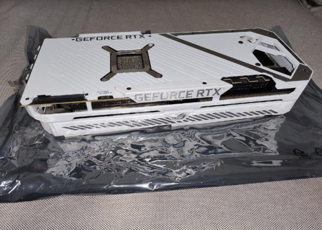 asus-rog-strix-rtx-3080-10gb-oc-lhr-white-edition-big-2