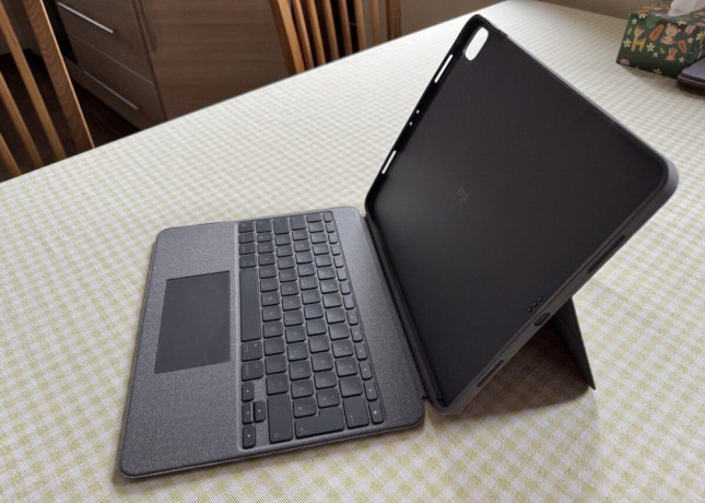 logi-obal-a-klavesnica-k-ipad-129-big-2
