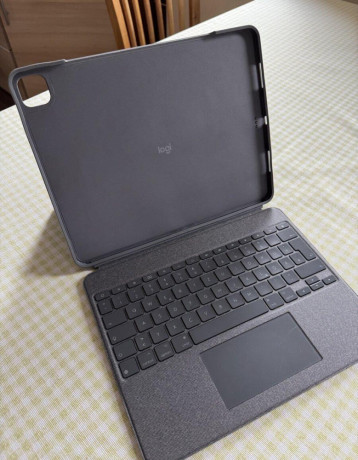 logi-obal-a-klavesnica-k-ipad-129-big-0