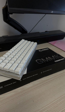 glorious-gmmk-compact-brown-switches-full-rgb-big-1