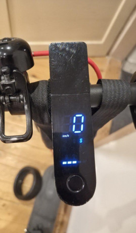 xiaomi-mi-pro-2-bohata-vybava-brasna-pneu-top-stav-big-2
