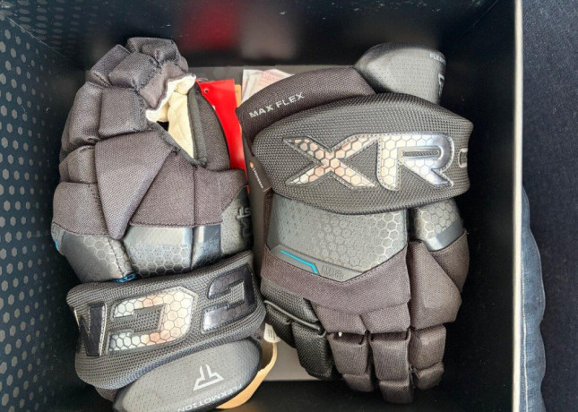 rukavice-ccm-tacks-xr-ghost-big-1