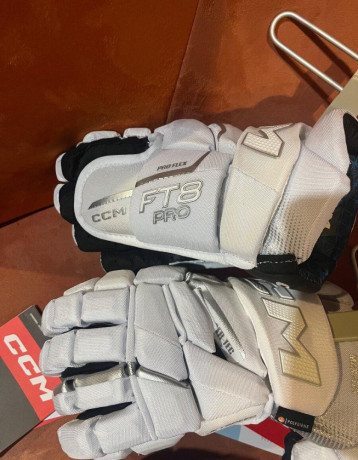 rukavice-ccm-jetspeed-ft8-pro-north-edicia-big-1