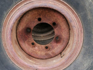 predam-kolesa-na-5t-vlecku-s-rozmerom-825-r-15