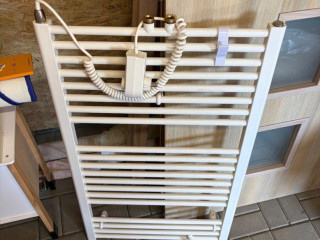 predam-kupelnovy-rebrikovy-radiator-s-elektrickou-vykurovaco
