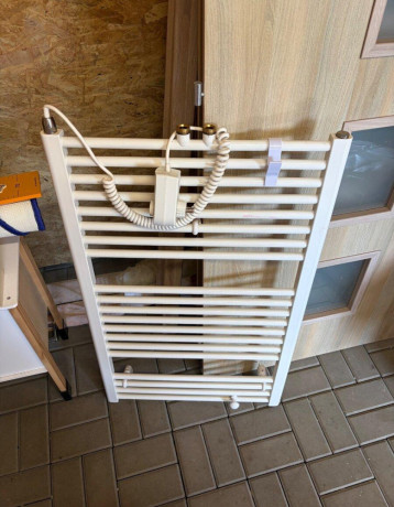 predam-kupelnovy-rebrikovy-radiator-s-elektrickou-vykurovaco-big-0