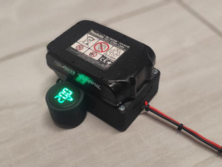 adapter-baterie-makita-18v-s-voltmetrom-okruhly