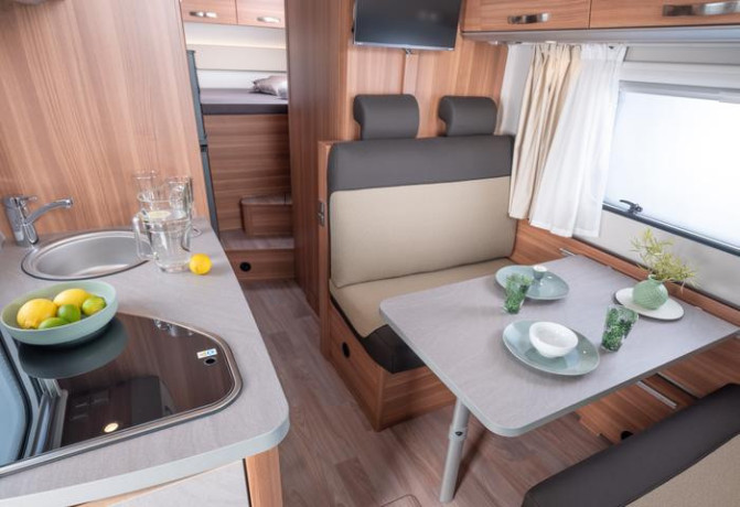 prenajom-6-miestneho-autokaravanu-weinsberg-carahome-700-dg-big-2