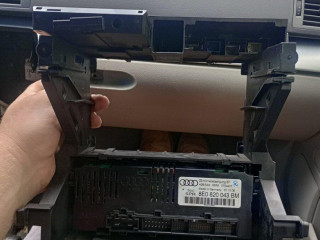 stredovy-panel-audi-a4-b7